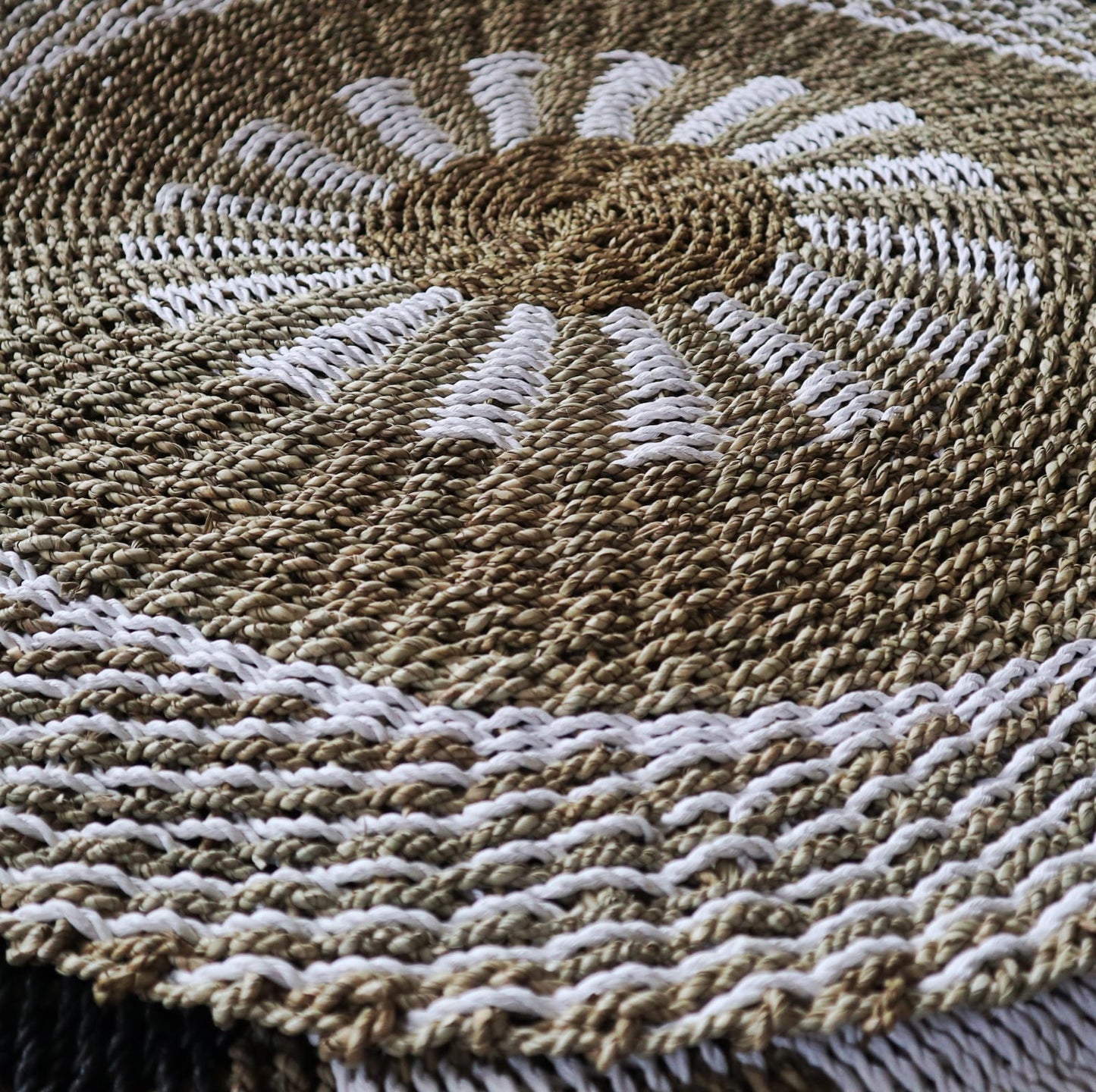 Round Seagrass Rug - Tan & White