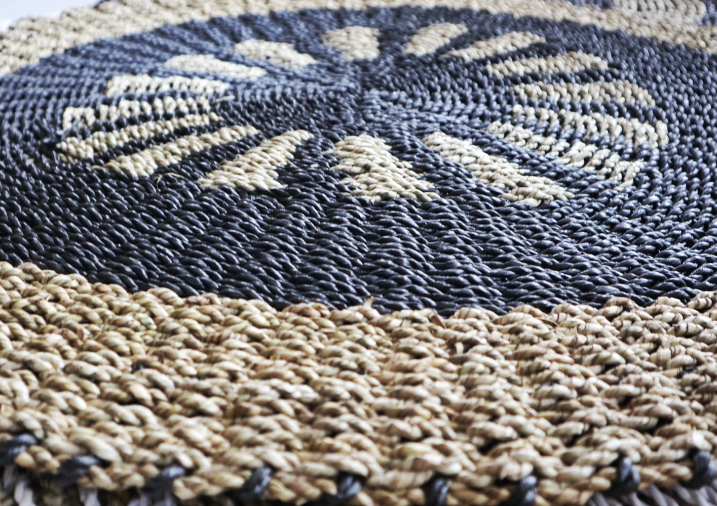 Round Seagrass Rug - Tan & Black
