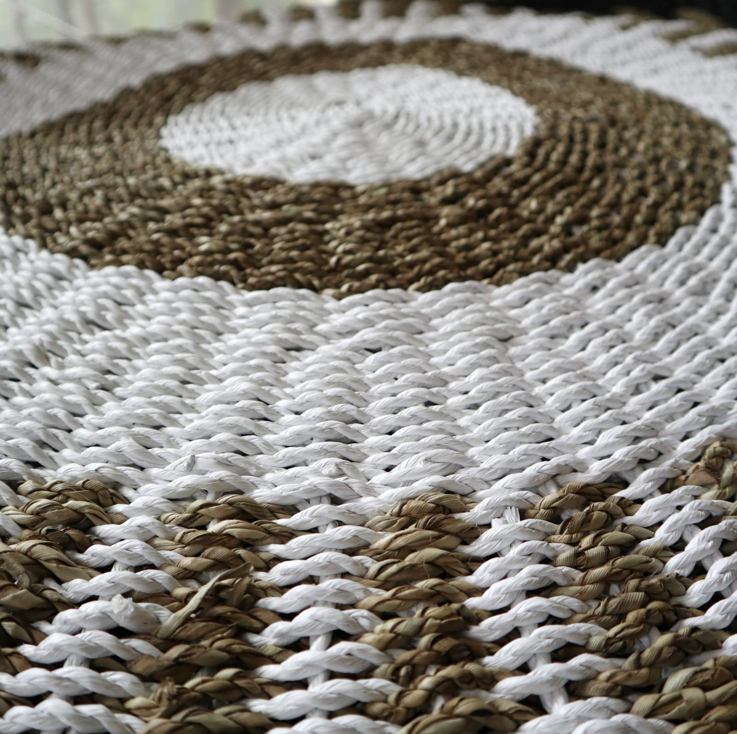 Round Seagrass Rug – Eco-Friendly Elegance for Every Room - White & Tan 1m