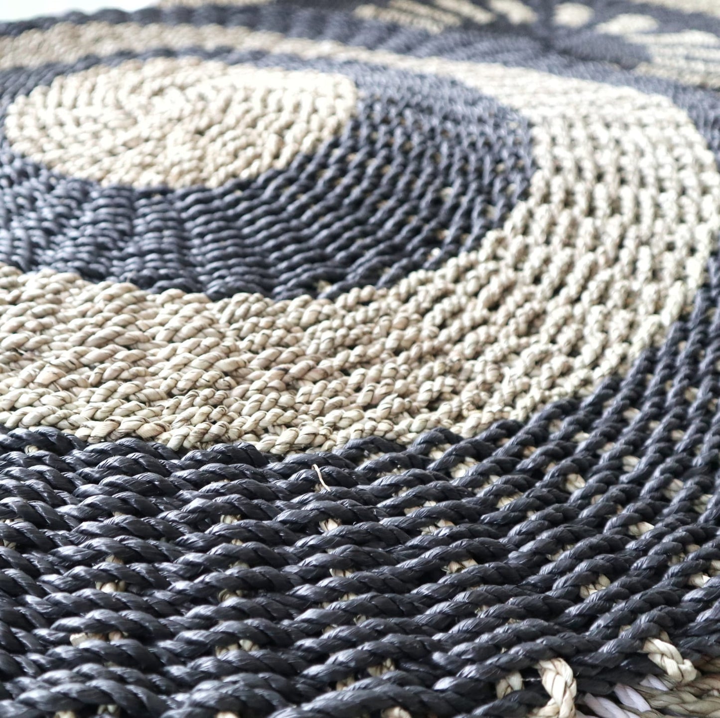 Round Seagrass Rug – Eco-Friendly Elegance for Every Room - Black & Tan 1m